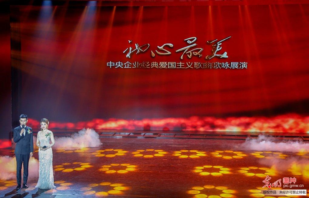 逃离海滩的女孩